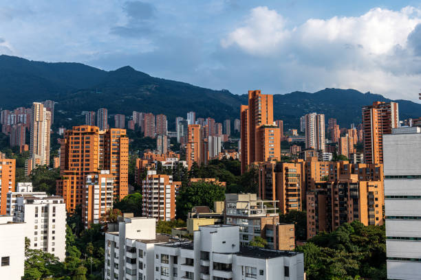 Medellín - Skyline moderno con montañas